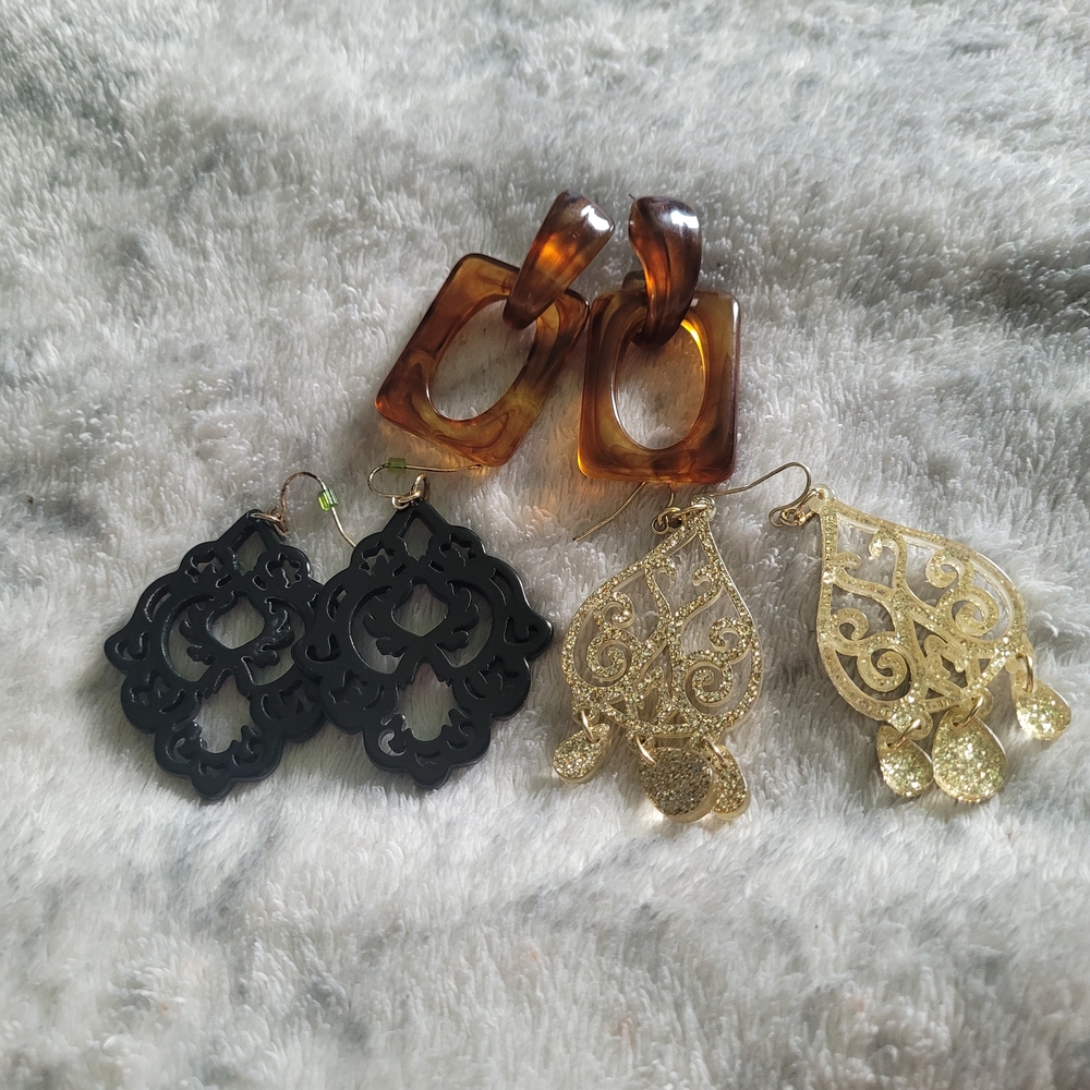 Elegant Gold and Black Earrings Set